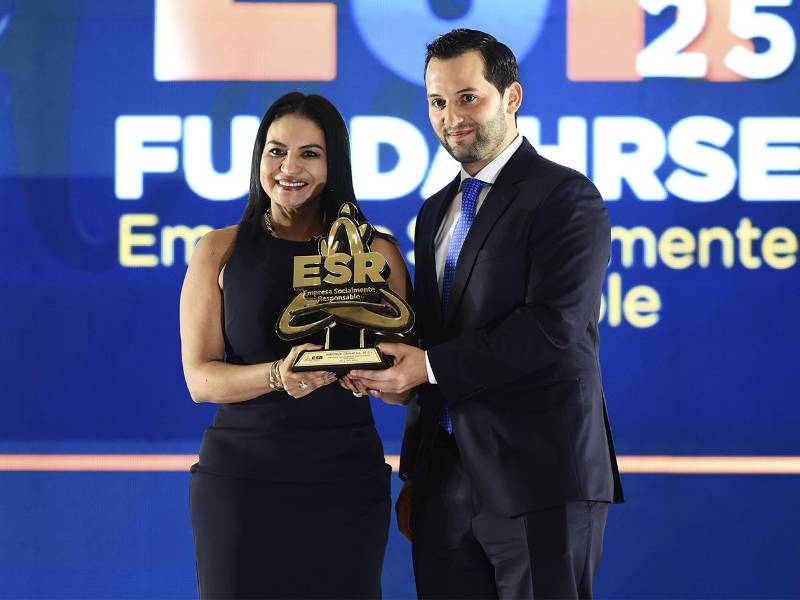 Empresas galardonadas con el Sello ESR 2025 durante la ceremonia, donde Tigo Honduras destacó por su trayectoria de 16 años consecutivos promoviendo la responsabilidad social empresarial en el país.