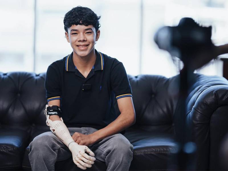 Un beneficiario recibe su nueva prótesis 3D, lista para integrarse a su día a día con mayor independencia.