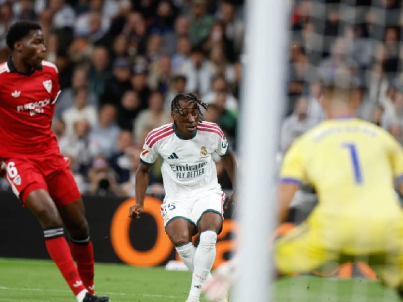 El marfileño Diomande aparece como extremo por la banda izquierda del Real Madrid.