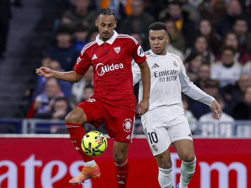 El delantero del Real Madrid, Kylian Mbappé, disputa un balón con el centrocampista del Sevilla, Djibril Sow.