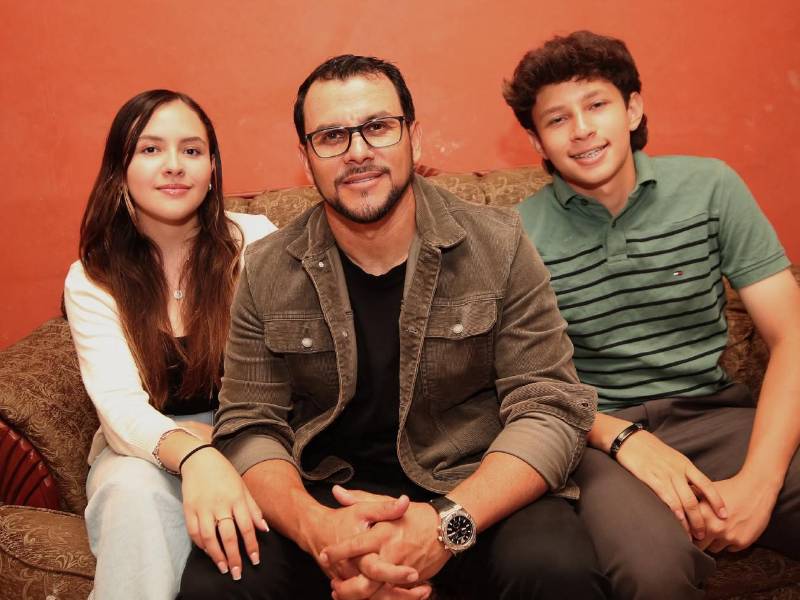 Rubén Matamoros junto a sus hijos que sobrevivieron al accidente.