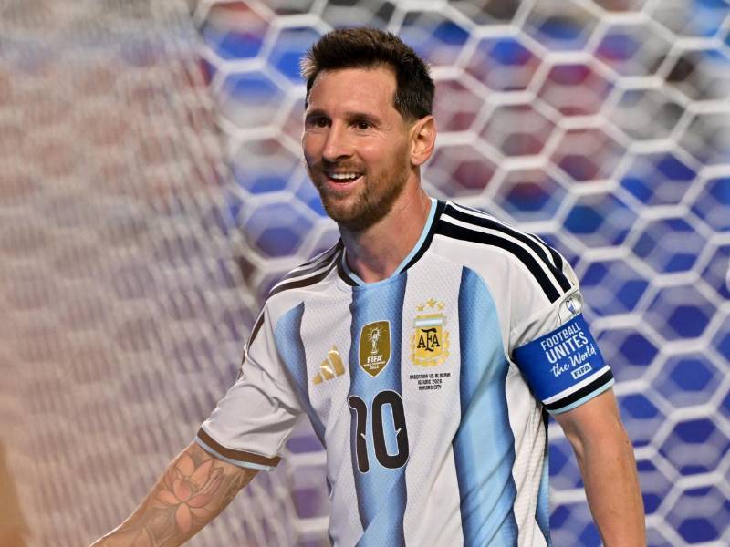 La victoria de Argentina sobre Argelia en el debut de la Albiceleste en el Mundial 2026 no solo dejó como protagonista a Lionel Messi por su espectacular actuación y su triplete de goles, sino que también generó una enorme polémica que rápidamente se volvió viral en las redes sociales.