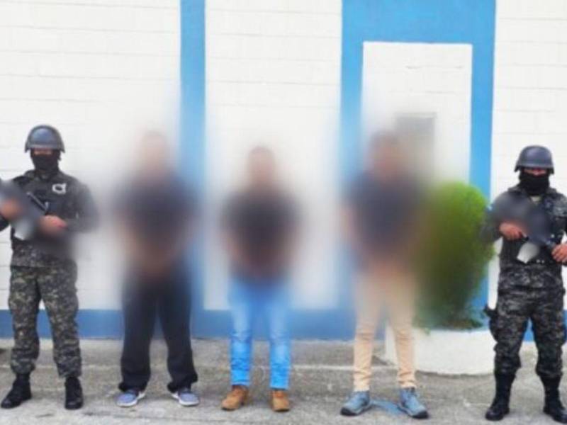 Tres policías militares enfrentan cargos por robo y uso ilegal de uniformes.