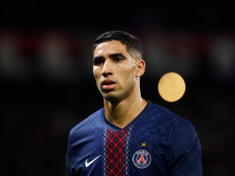 El defensa hispano-marroquí del París Saint-Germain, Achraf Hakimi, será llevado a juicio por una acusación de violación derivada de una denuncia interpuesta en febrero de 2023 por una joven. La decisión fue adoptada por la jueza instructora, en concordancia con la petición de la Fiscalía de Nanterre.