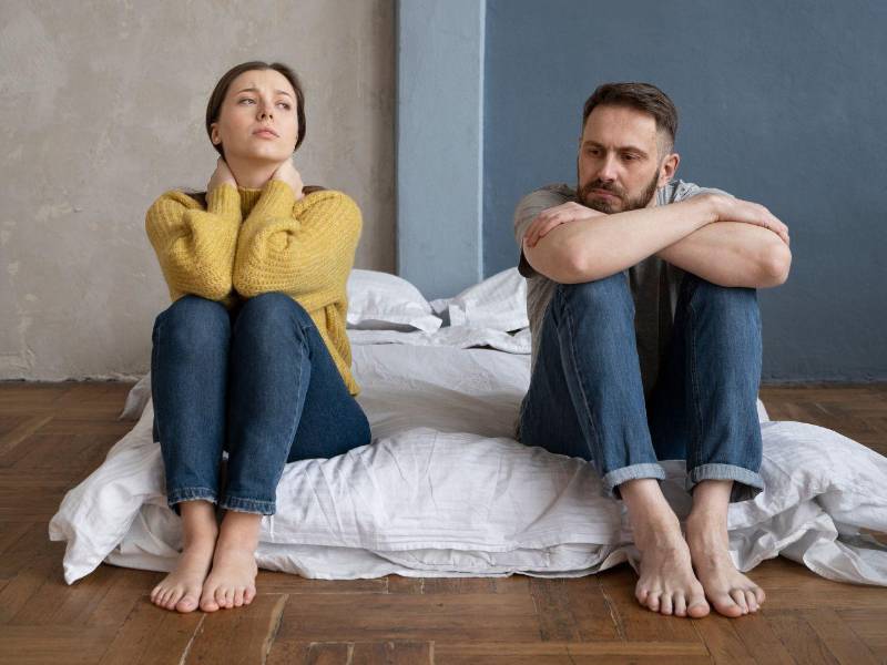 Los síntomas del TOC de amores son un conjunto de pensamientos obsesivos, malestar emocional intenso y conductas a realizar con el objetivo de aliviar momentáneamente la ansiedad, aunque a largo plazo la refuerzan.