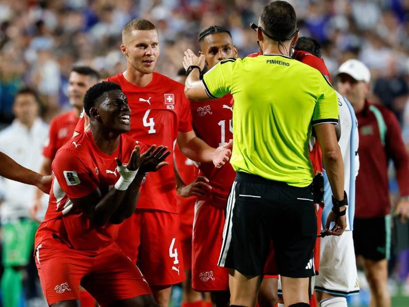 El árbitro portugués João Pinheiro expulsó al delantero suizo Breel Embolo en los cuartos de final del Mundial 2026.