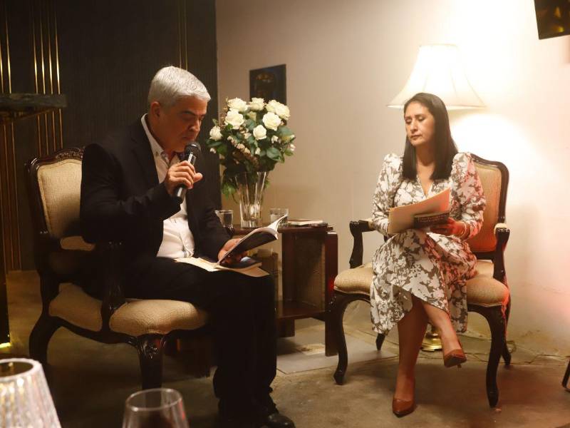 El Padre Fausto Leonardo y Darling Soriano durante la tertulia.