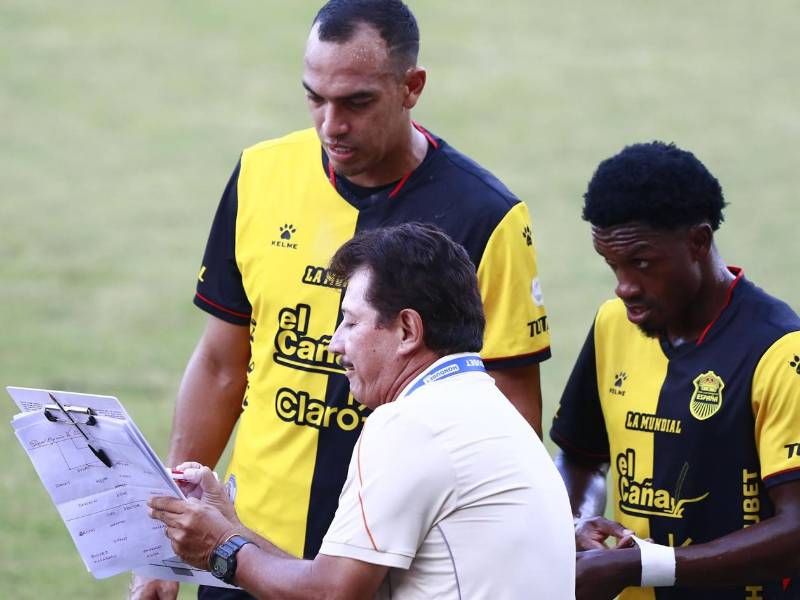 Mauro Reyes tuvo un buen debut como entrenador interino del Real España. Acá le da indicaciones a Devron Garcia y Franklin Flores.