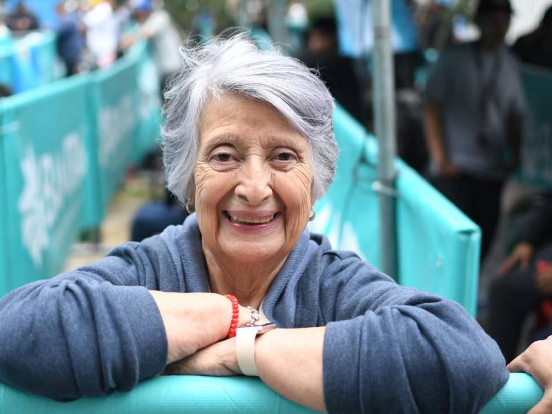 Una aficionada hace fila para conseguir entradas a los partidos de la selección de Guatemala en la eliminatoria del Mundial 2026.