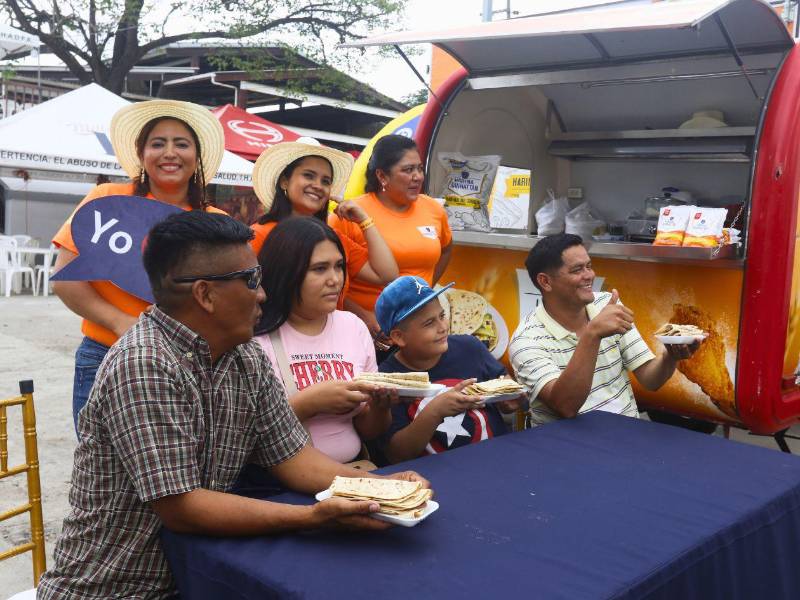 Ellos participaron para ganar los premios del Comelón de la Baleada Manhattan.