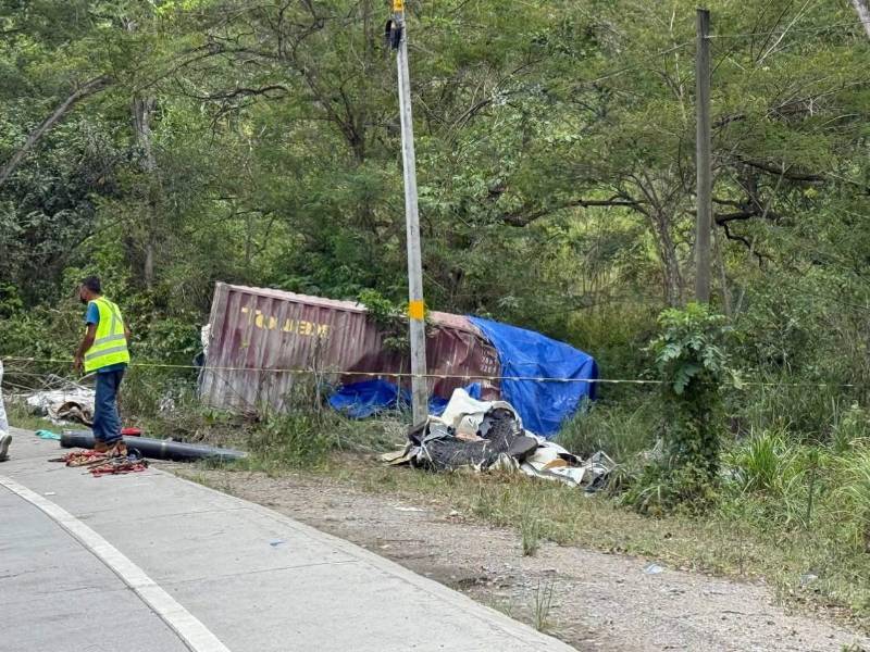 La zona del derrame de cianuro fue acordonada con un perímetro de seguridad bajo custodia de Bomberos, Fuerzas Armadas y Policía Nacional.