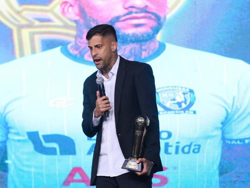Gabriel Araujo del Génesis PN fue elegido como el mejor futbolista del torneo pasado y no se lo podía creer.