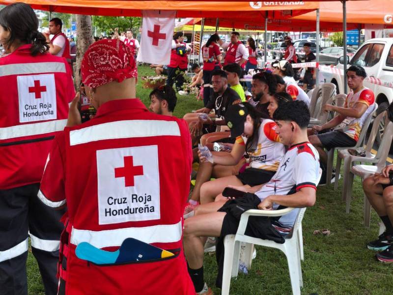 La Media Maratón de Diario La Prensa, realizada esta mañana en San Pedro Sula, fue mucho más que una competencia deportiva. El evento se convirtió en un ejemplo de organización y trabajo en equipo gracias a la labor de la Cruz Roja Hondureña, el Benemérito Cuerpo de Bomberos de San Pedro Sula y al apoyo de la Policía Nacional de Tránsito y la Policía Municipal.