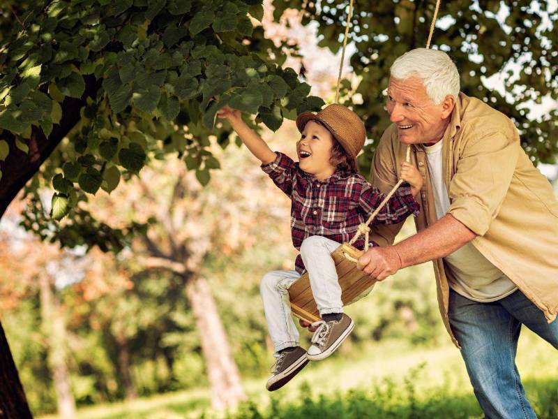 Las actividades recreativas en el exterior, necesarias para el desarrollo infantil, exigen un nivel de movilidad y resistencia que a veces pone a prueba las capacidades físicas de la población de la tercera edad.