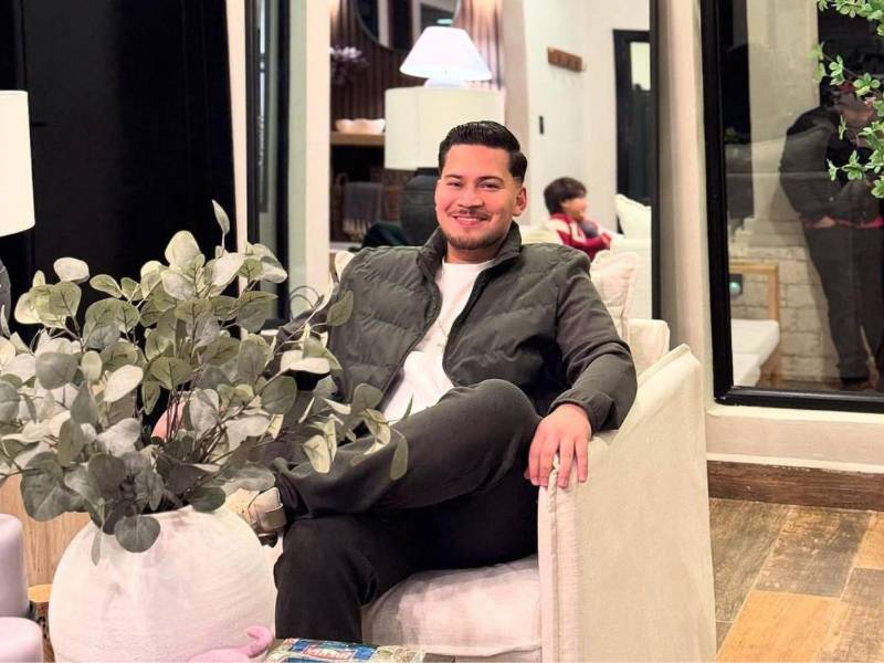 El creador de contenido hondureño Carlos Hernán Martínez atraviesa un momento crítico tras sufrir un accidente de tránsito en las últimas horas, hecho que lo mantiene en estado delicado en un centro asistencial de Tegucigalpa.