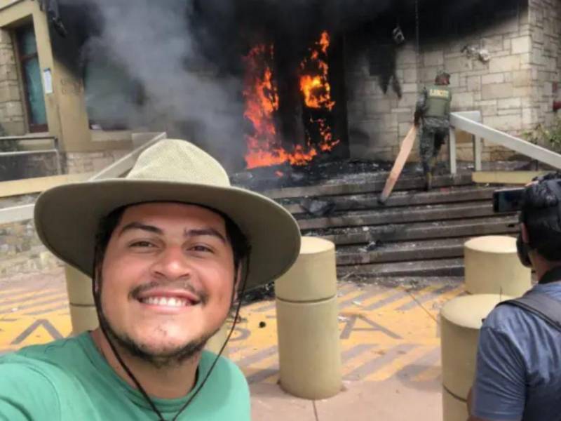 El embajador de Argentina rememoró el momento de Marlon Ochoa con su “selfie” en medio de la quema de la Embajada de Estados Unidos en Tegucigalpa.