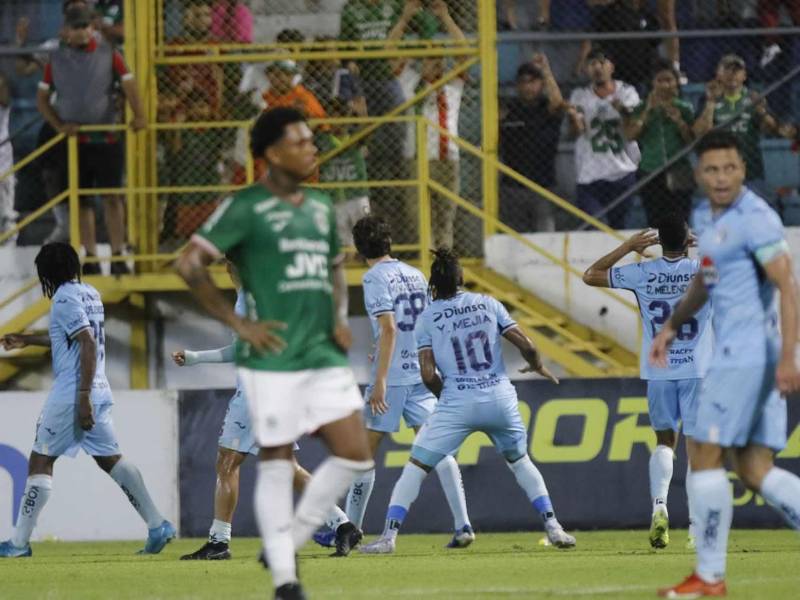 La celebración de Mathías Vázquez con sus compañeros tras marcar el gol del empate de Motagua ante Marathón.