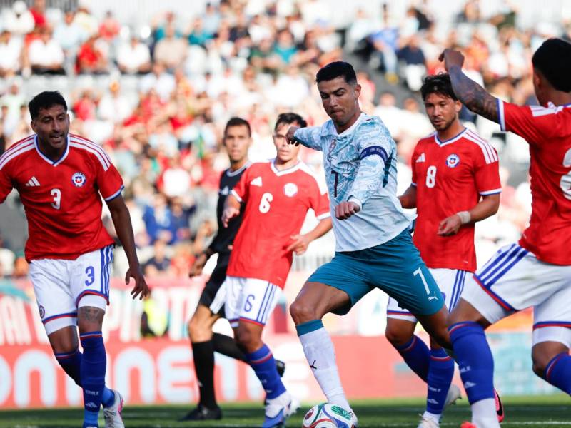 Cristiano Ronaldo fue bien marcado por la zaga defensiva de los chilenos.