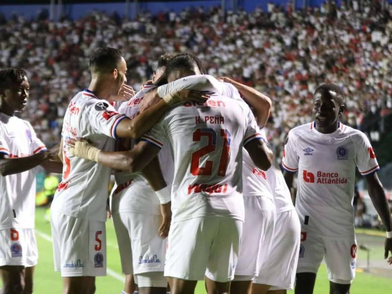 Olimpia dio un contundente golpe de autoridad en el clásico centroamericano tras vencer 2-1 al Saprissa de Costa Rica.