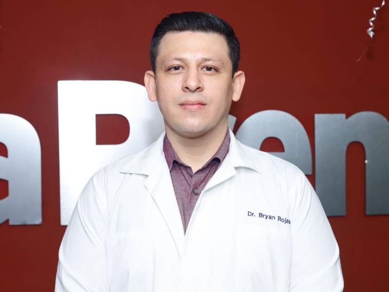 El doctor Bryan Rojas, especialista en Medicina Interna, durante su entrevista con Diario LA PRENSA.
