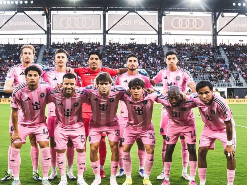 David Ruiz junto al resto de jugadores titulares del Inter Miami en el duelo ante DC United.