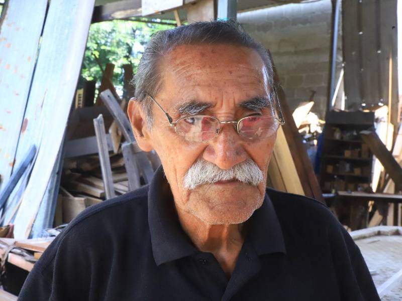 Don Rafael lamenta que el oficio de ebanistería no sea muy bien valorado en Honduras.