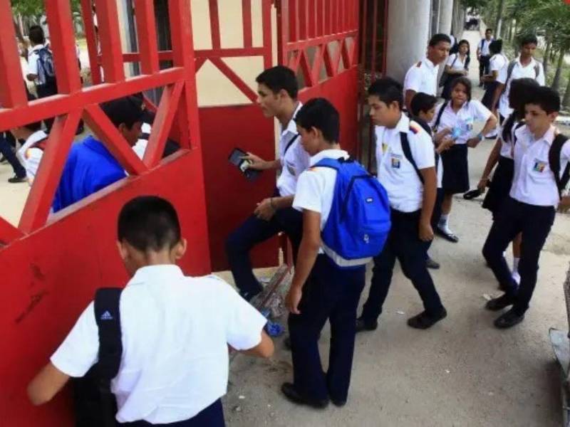 En los colegios urbanos, la cantidad de alumnos por aula también representa un desafío para los docentes y puede limitar la atención individual que recibe cada estudiante.