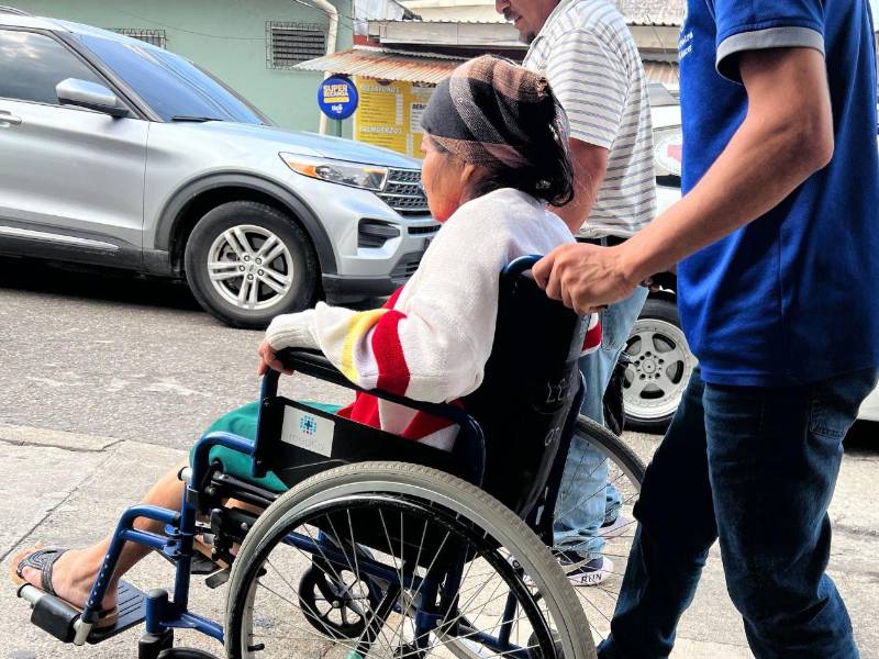 María Sánchez, 59 años, viaja de La Esperanza, Intibucá, a San Pedro Sula para someterse a sesiones de quimioterapia en la Liga Contra El Cáncer.