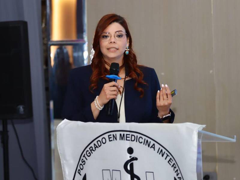 La doctora María Luisa Ponce, especialista en hematología, durante su ponencia.