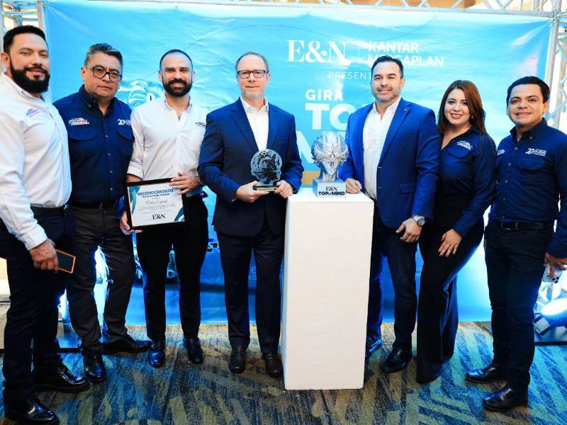 Allan Deware, CEO de Pinturas Americanas, junto a parte de su equipo.