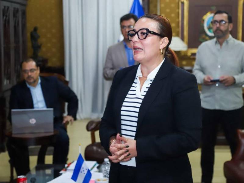 Francis Argeñal, ministra de Vivienda y Asentamientos Humanos, explicó que la nueva política dará prioridad a los hogares de menores ingresos y busca garantizar la continuidad de los programas habitacionales.