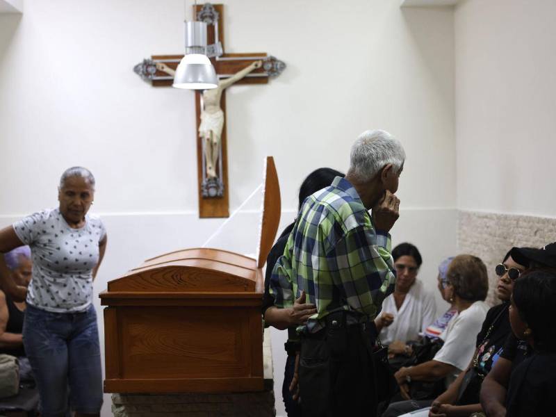 Personas asisten al velorio de Rosa Elena González este lunes, en Catia La Mar (Venezuela).