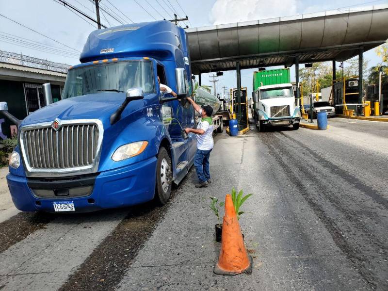 El peaje en Puerto Cortés es barato. Los carros turismo solo pagan 6 lempiras.