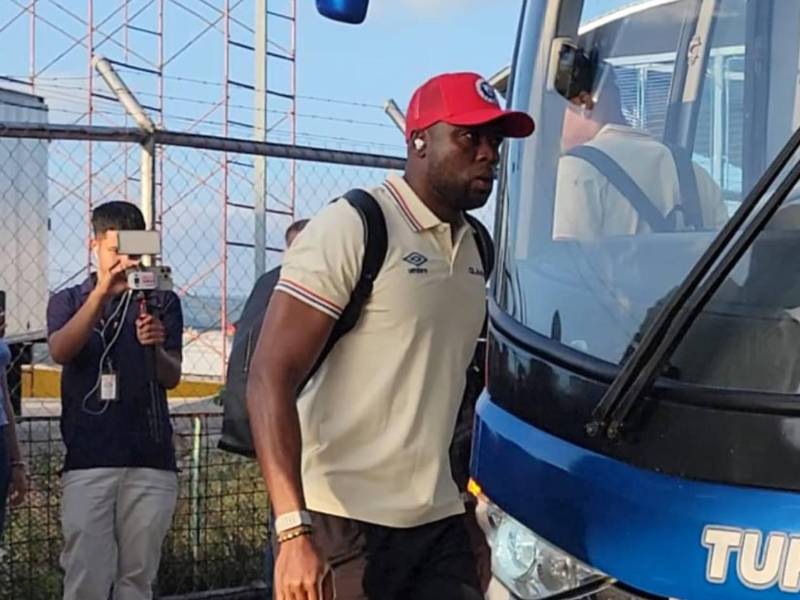 Yustin Arboleda del Olimpia al momento de bajarse del autobús para ingresar al estadio Nacional.