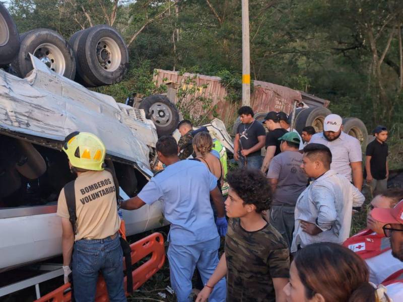 Al pasar por Quimistán, el bus en el que viajaban chocó con una rastra, causando la fatalidad.