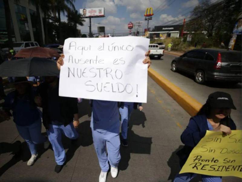 Los médicos mantienen acciones de presión constantes ante la falta de pago de sus salarios.