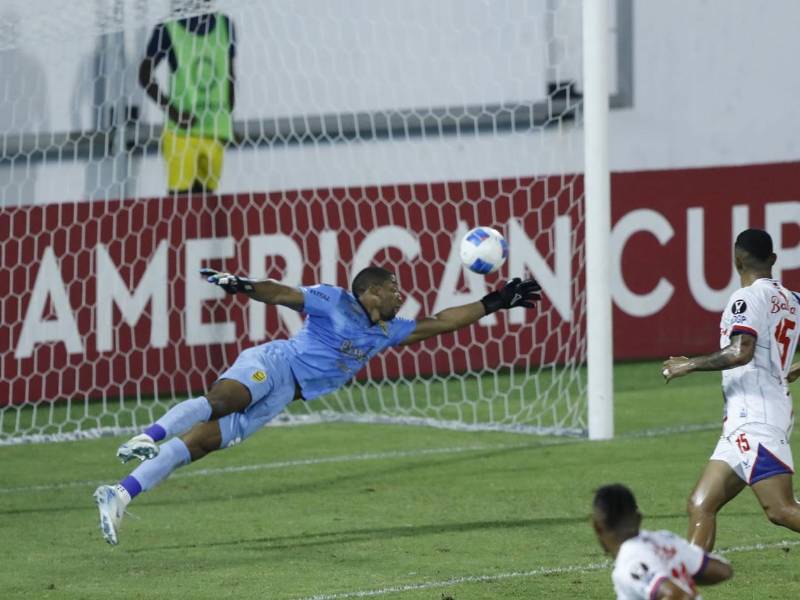 Luis 'Buba' López voló, pero no pudo evitar el gol del Plaza Amador.