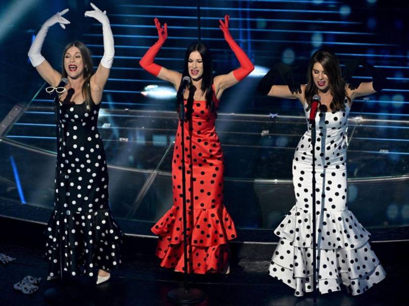 El grupo español Las Ketchup actúa en el escenario del teatro Ariston durante la 76.ª edición del Festival de la Canción Italiana de San Remo, en San Remo, Italia, el 27 de febrero de 2026. El festival musical se celebra del 24 al 28 de febrero de 2026. (Italia) EFE/EPA/RICCARDO ANTIMIANI