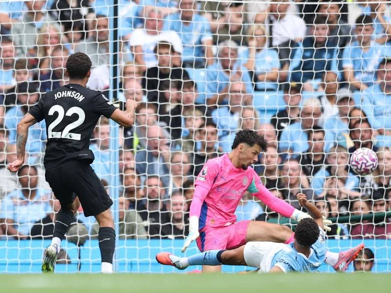 Brennan Johnson marcando el 0-1 del Tottenham.