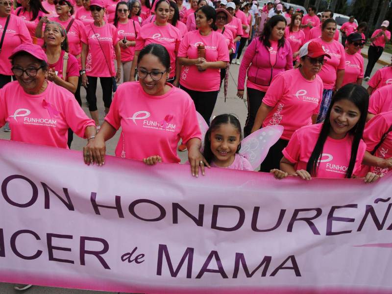 Fotografía de archivo del 19 de octubre de 2024 de un grupo de mujeres durante una caminata en el Día Internacional del Cáncer de Mama en Tegucigalpa, Honduras.