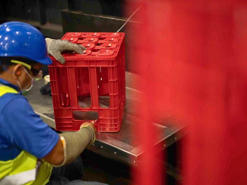 Fabricación de caja plástica, cuya vida útil es de tres a cinco años.