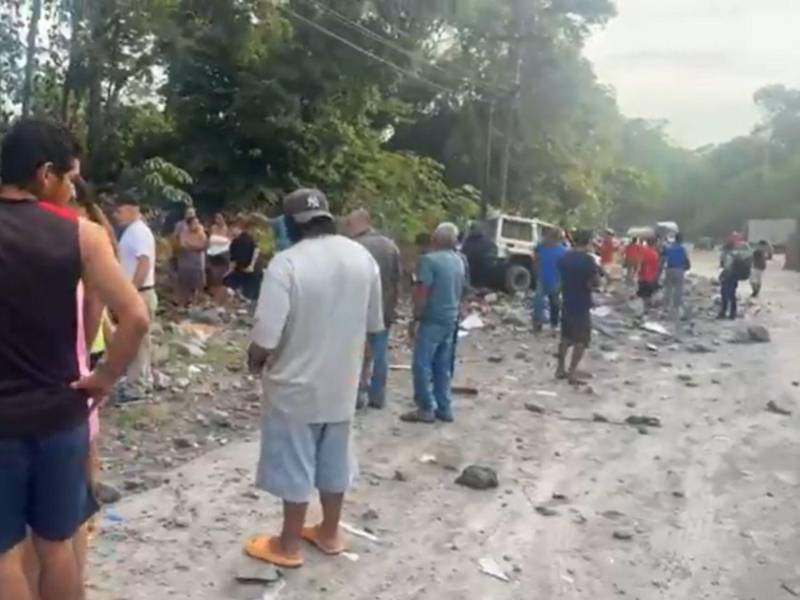 De acuerdo con los reportes iniciales, una rastra impactó contra dos motociclistas y terminó colisionando contra una Toyota Land Cruiser. Fotografía cortesía de <b><a rel=nofollow href=https://web.facebook.com/profile.php?id=100075858823006&amp;__cft__[0]=AZg9wnSoNVH5r5aeqMWW4vEevAMfF0biRzX3NWoGmzeFhI_JMliUMZBc-hB7HsJUVS_fOncPupBLUuQlcPJJYUJ8IugE_0e6queEpG3ofX4u9kcrUPh97F7pcUPiiEs3XuX5JrrPDLq-0Q7e-IlWmkE3nKmx9p1r1jo0R7AcHDNhrPigOBlmp7pj5rVAHIK0SV5o1FyfGVxnXmeV1c0FAMA&amp;__tn__=-UC%2CP-R>LPS La Prensa Santacruzana</a></b>.
