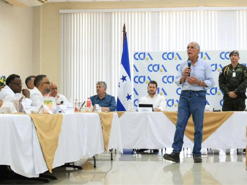 El presidente Nasry Asfura se reunió con empresarios de Atlántida para dar a conocer la cartera de proyectos de infraestructura y desarrollo que se impulsarán en el litoral atlántico.