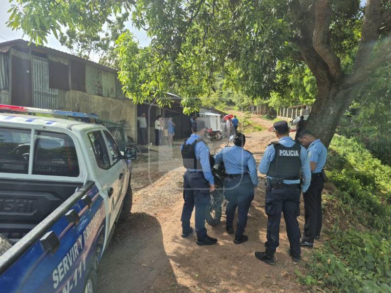 Agentes policiales en la escena del crimen.
