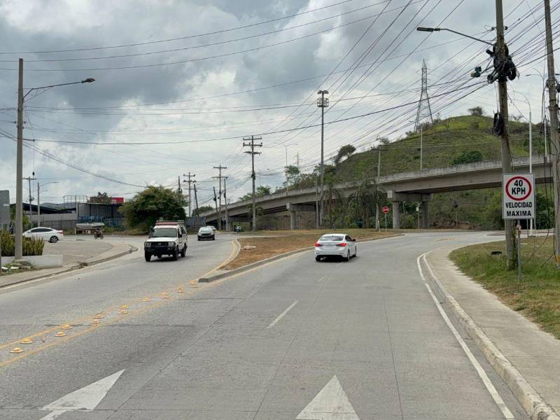 La modificación del esquema de circulación ha causado confusión y preocupación entre los automovilistas que utilizan este cruce. Antes, los que iban justo donde va el auto blanco de la foto, no se detenía al entrar a la rotonda. Con la colocación del alto, ahora si debe frenar. Muchos no ven el alto y se van son hacer pausa.