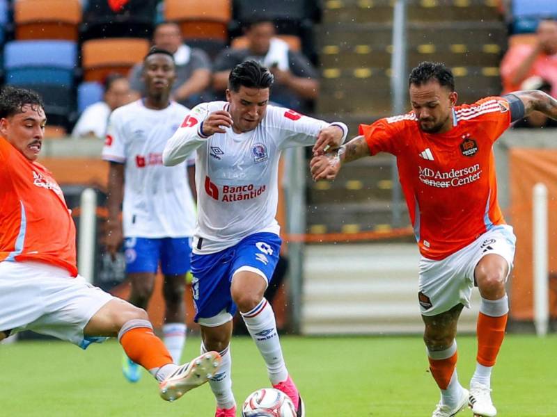 Michaell Chirinos fue titular, pero no pudo ser protagonista en la goleada encajada por Olimpia.