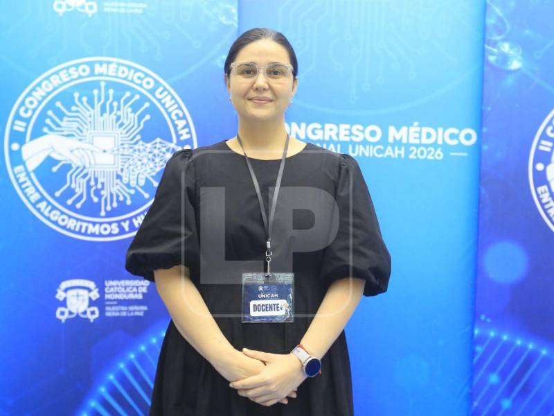 La doctora Eva Rivera destacó que herramientas de inteligencia artificial como ChatGPT y Gemini están transformando la práctica médica, pero subrayó que la tecnología debe complementarse con la empatía y el trato humano hacia los pacientes.