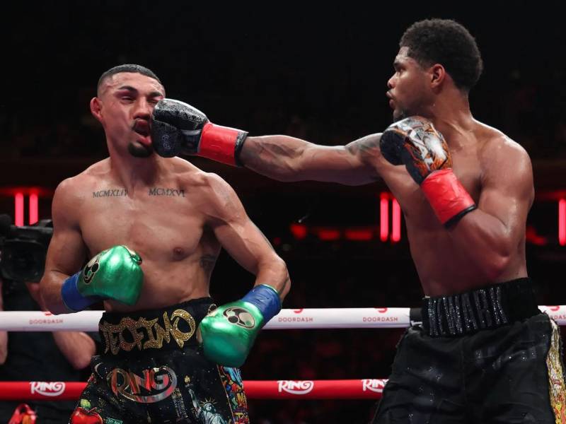 Shakur Stevenson anuló por completo a Teófimo López con una clase magistral y le arrebató el título mundial de peso superligero de la OMB.