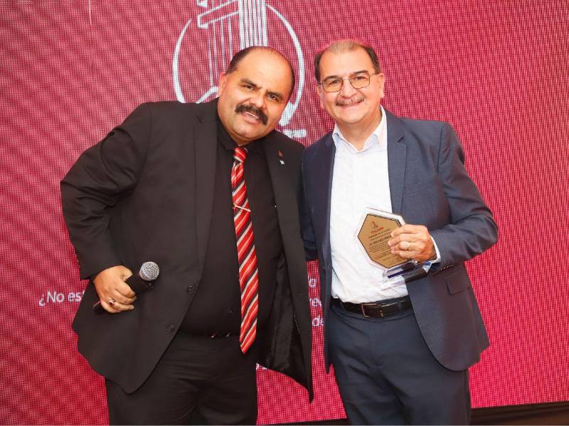 Wilmer Palada entregó un reconocimiento especial a Gregorio Fernández, representante de Promotora del Norte.