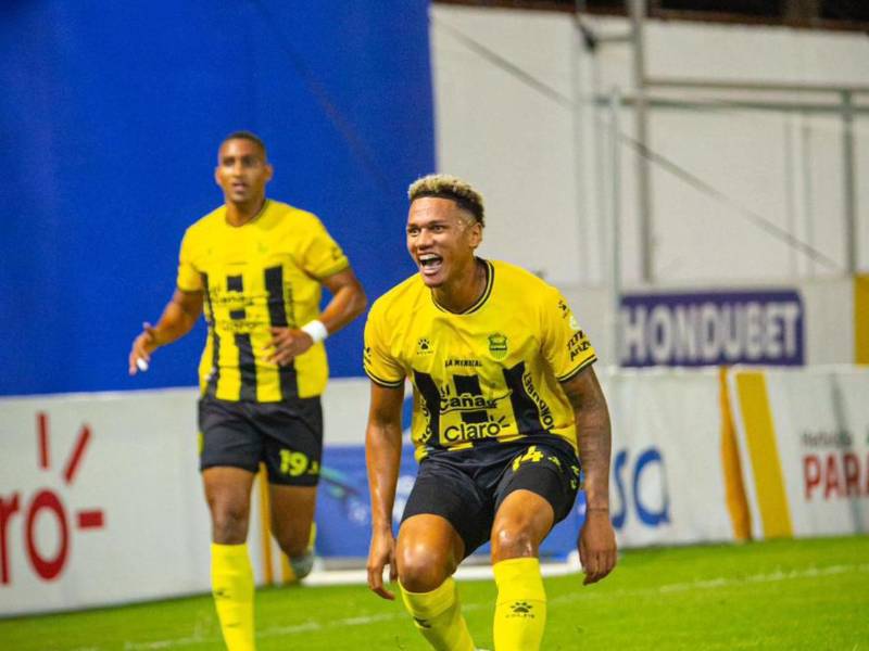 El festejo de Baptiste tras su gol.
